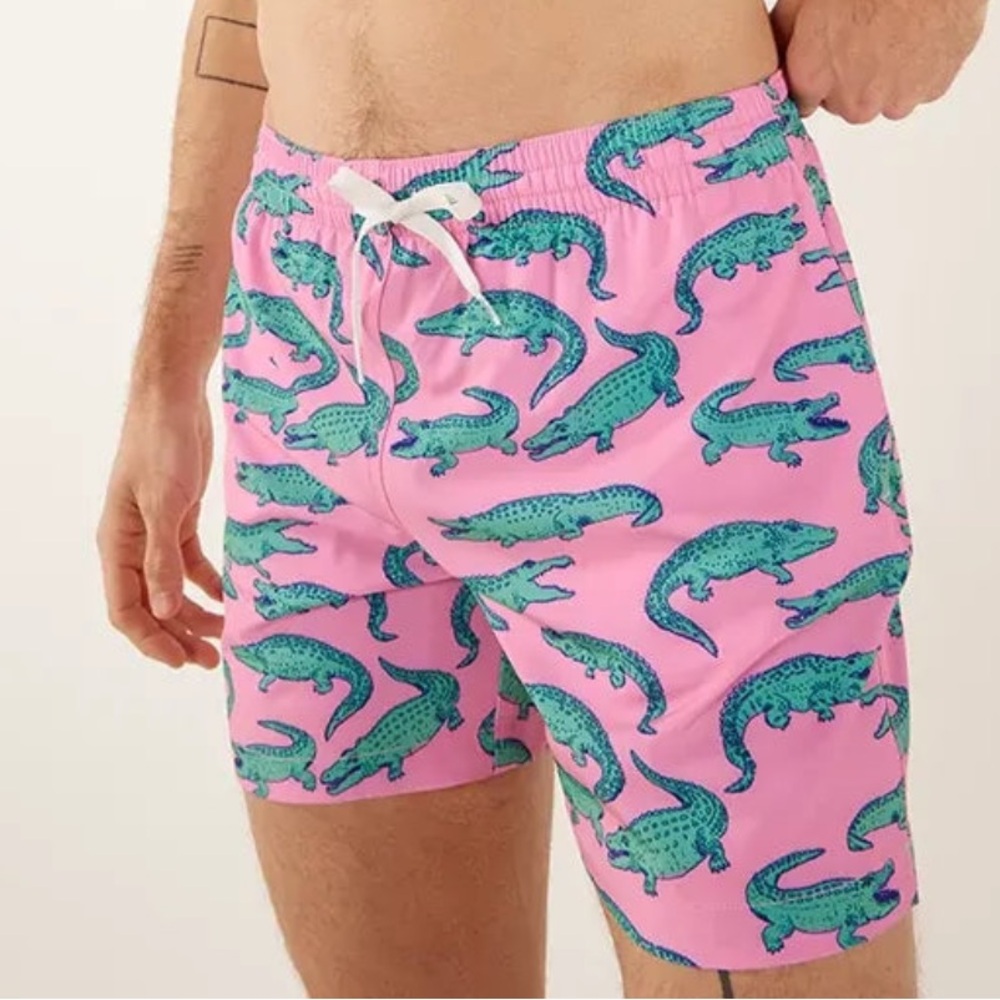 Chubbies The Glades Pink and Green Alligator Swim Shorts Size M Inseam 5.5”